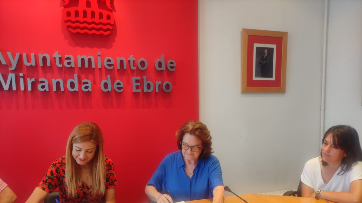 Firma del convenio entre el Ayuntamiento de Miranda y Autismo Burgos.