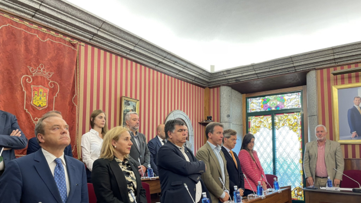 Corporativos del PP y Vox durante el minuto de silencio en el último Pleno municipal.