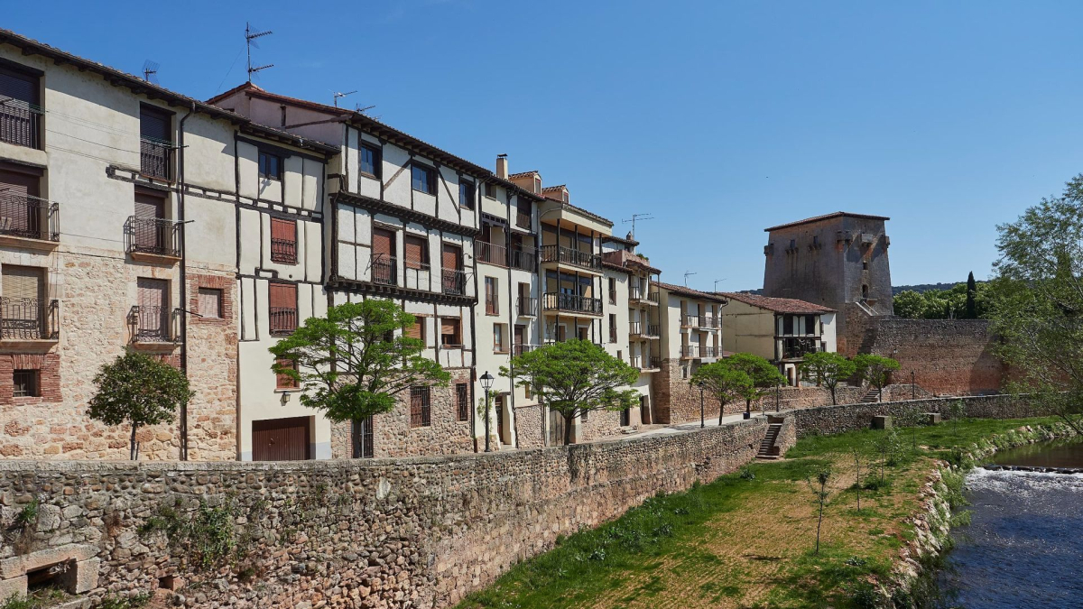 Calle de Covarrubias junto al río Arlanza