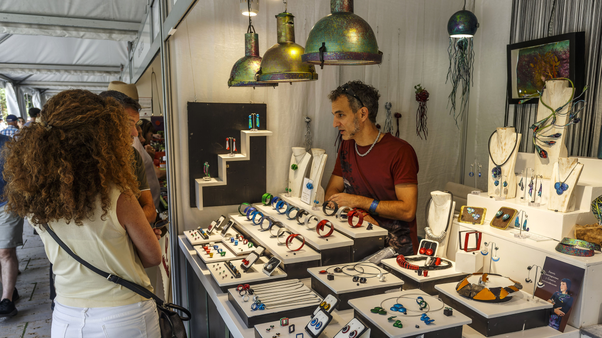 La Feria Nacional de Oficios Artesanos de Burgos abre desde las 11 a las 14.30 horas y desde las 18 a las 22 horas.