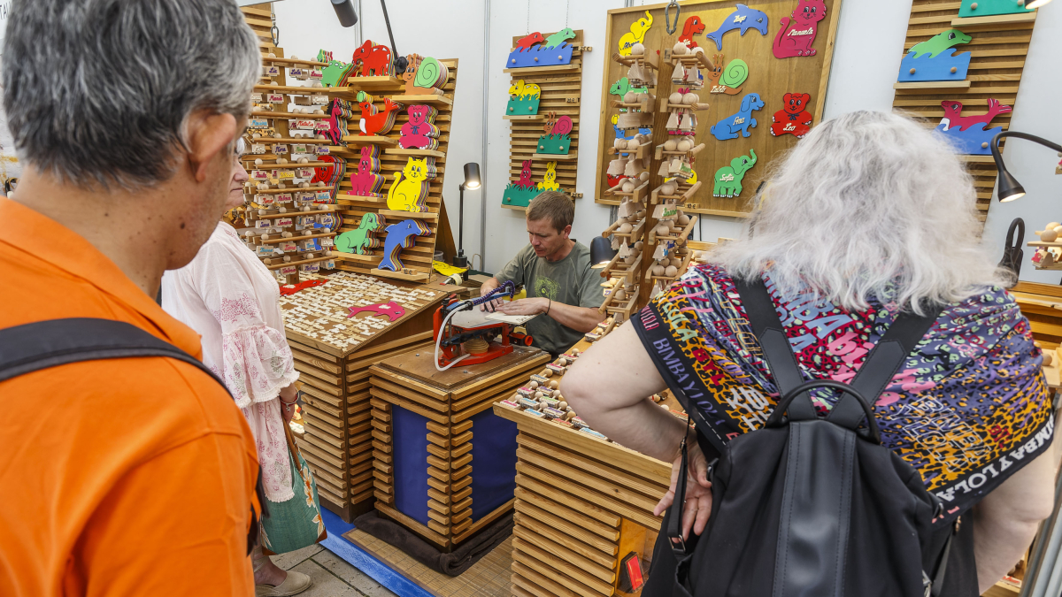 La Feria Nacional de Oficios Artesanos de Burgos se celebra hasta el 16 de julio en el Paseo del Espolón con talleres demostrativos e infantiles.