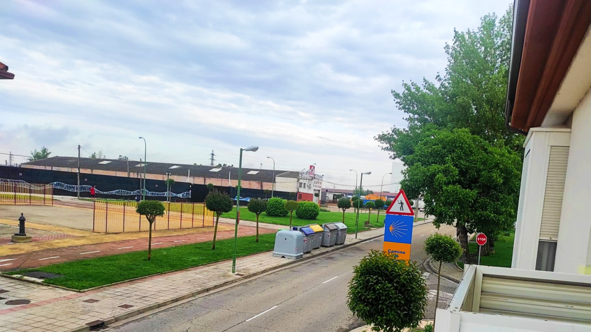 Para llegar al parque infantil y pista deportiva muchos vecinos tienen que cruzar la calle por el medio.