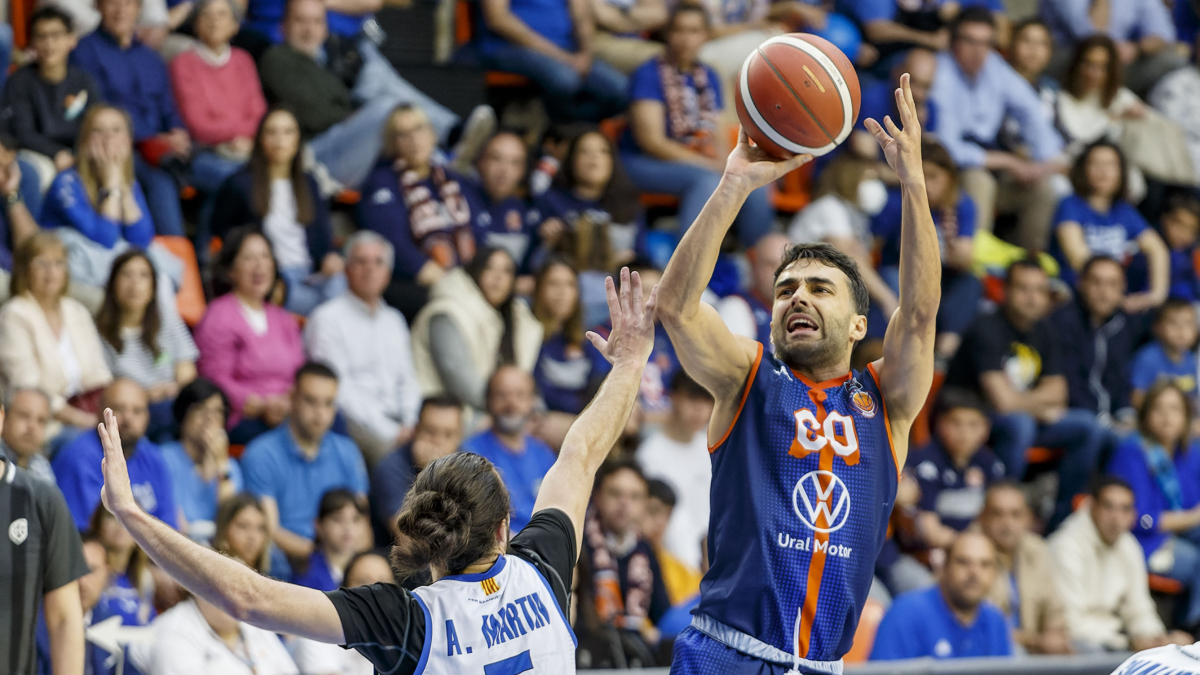 Ayoze tira a canasta en la final de la LEB Plata.