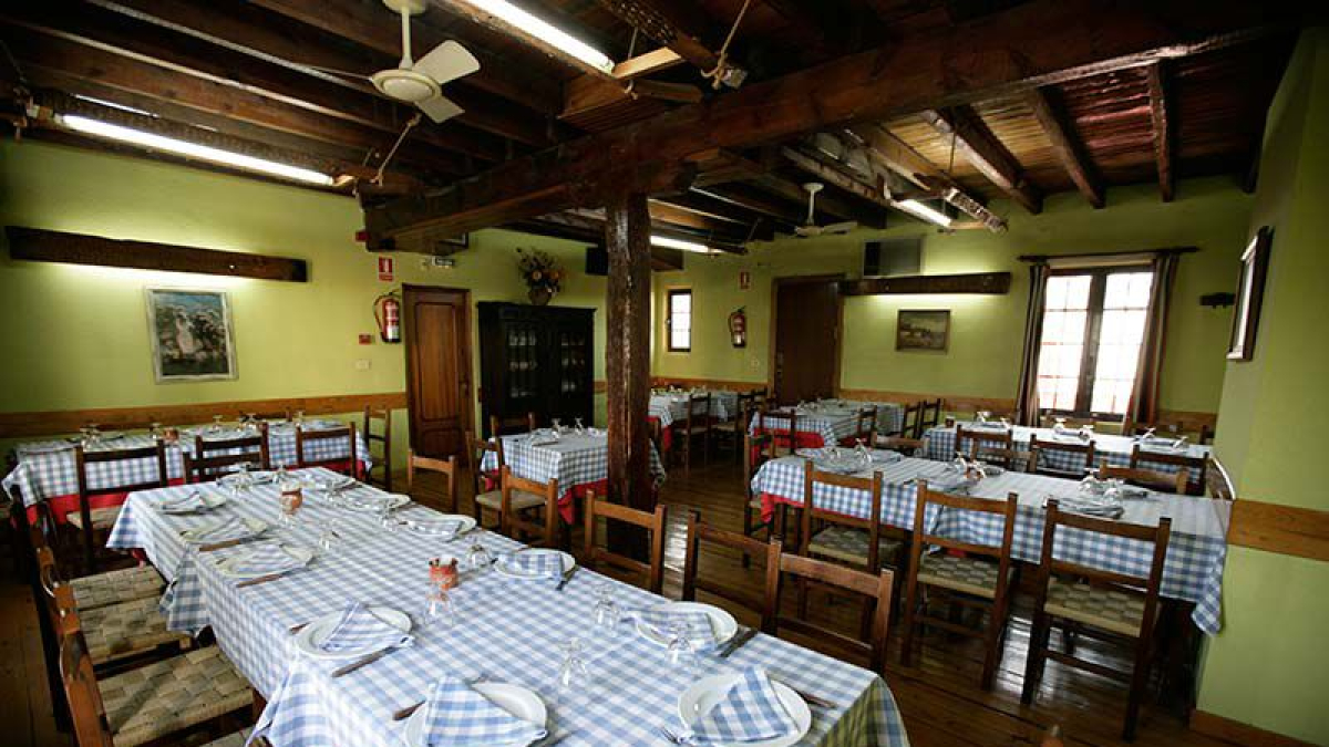 Interior del asador Los Trillos, donde se produjo la brutal agresión de un cliente al cocinero.