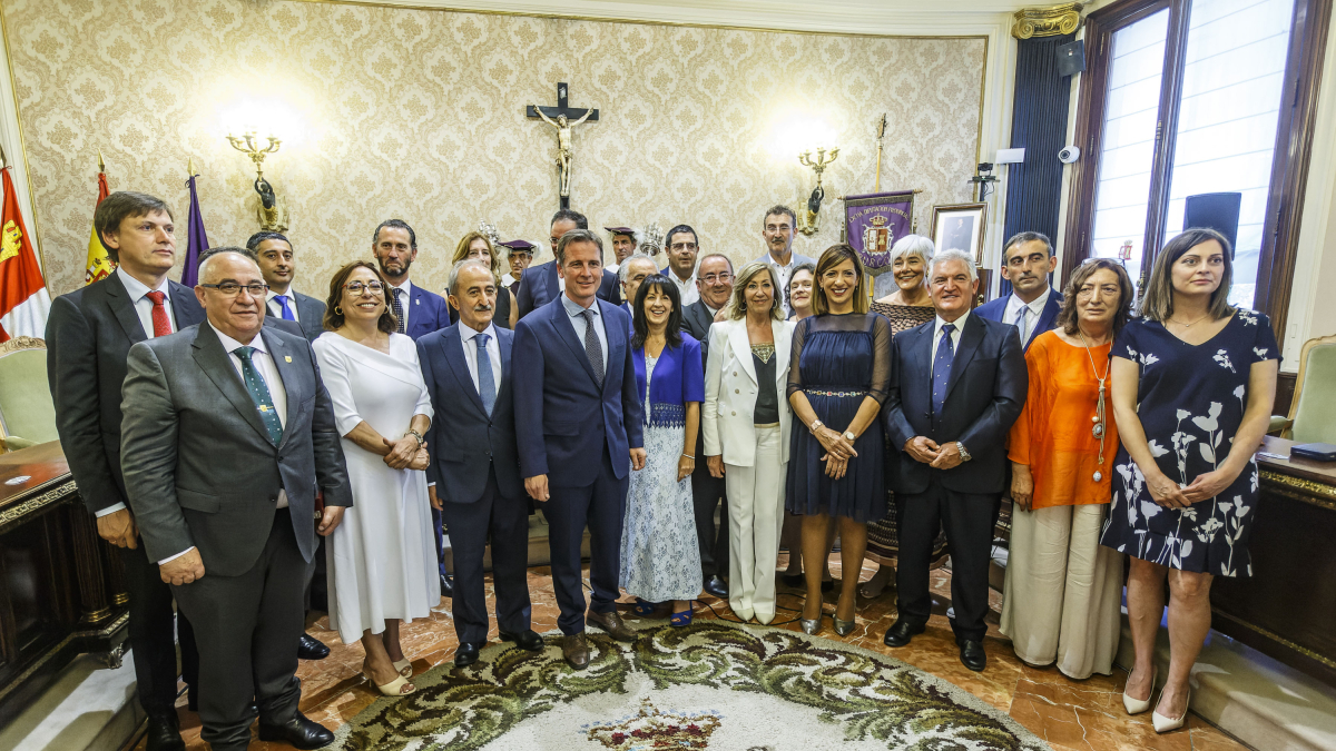 Foto de familia de los nuevos corporativos de la Diputación Provincial de Burgos.