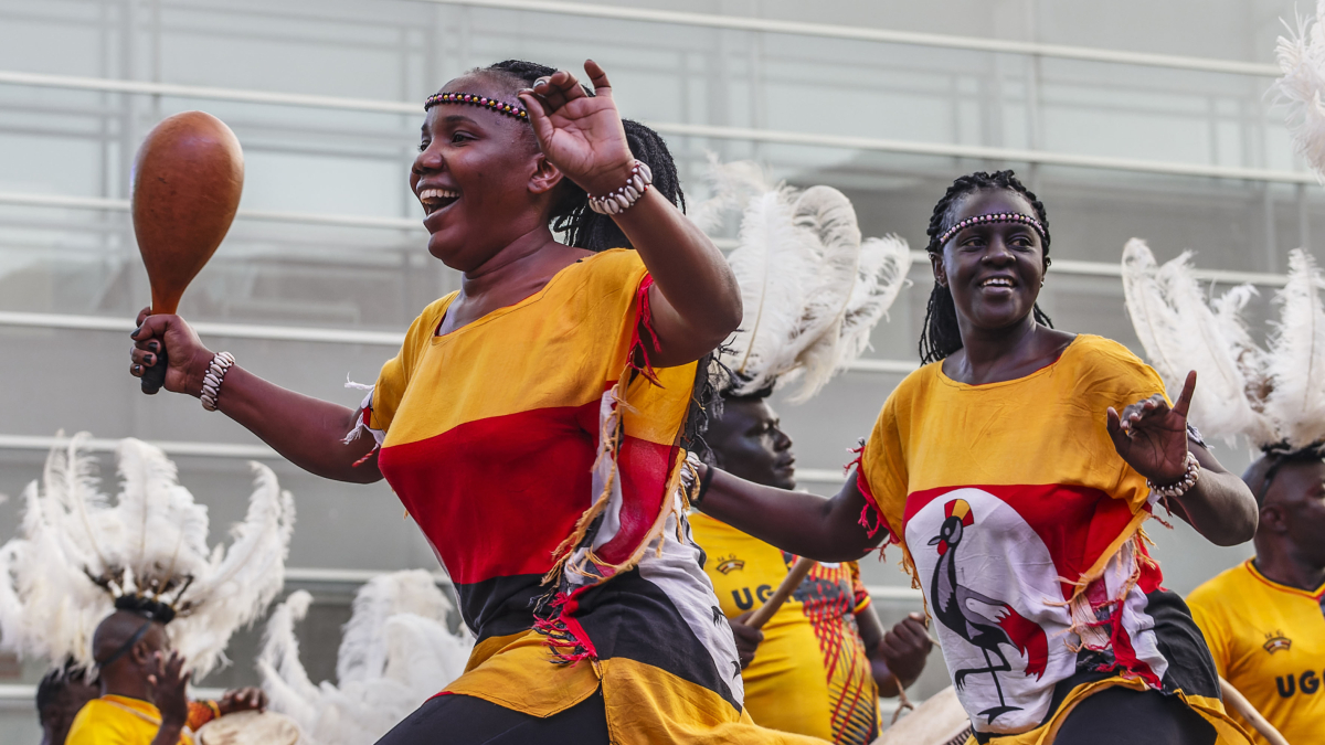 El grupo folclórico ugandés 'Crane Perfomers' durante su participación en la inauguración del 45 Festival Internacional de Folclore Ciudad de Burgos.