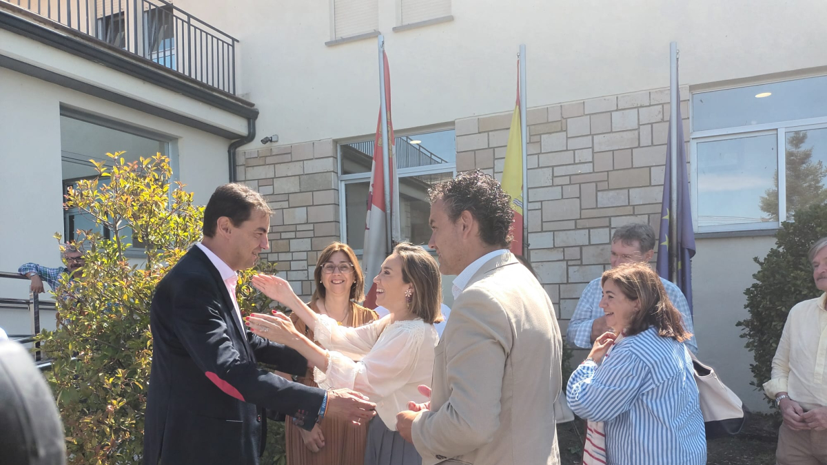 Cuca Gamarra saluda a su llegada al curso Prensa y Poder