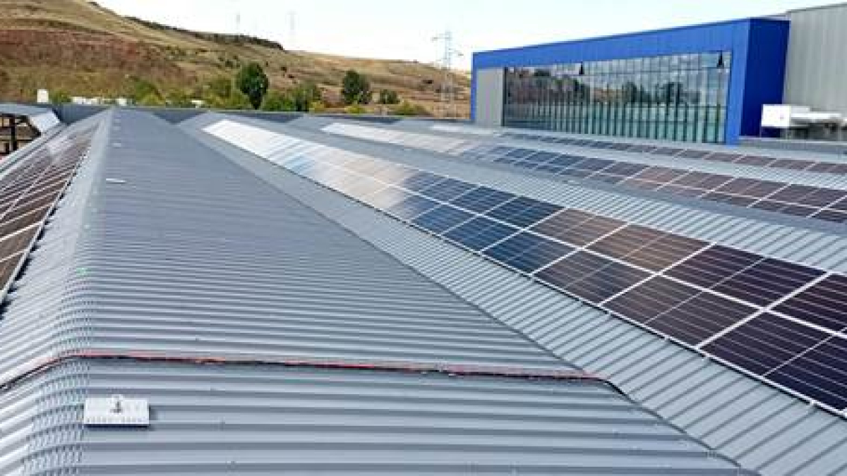 Imagen de los paneles fotovoltaicos instalados por Grupo Komtes