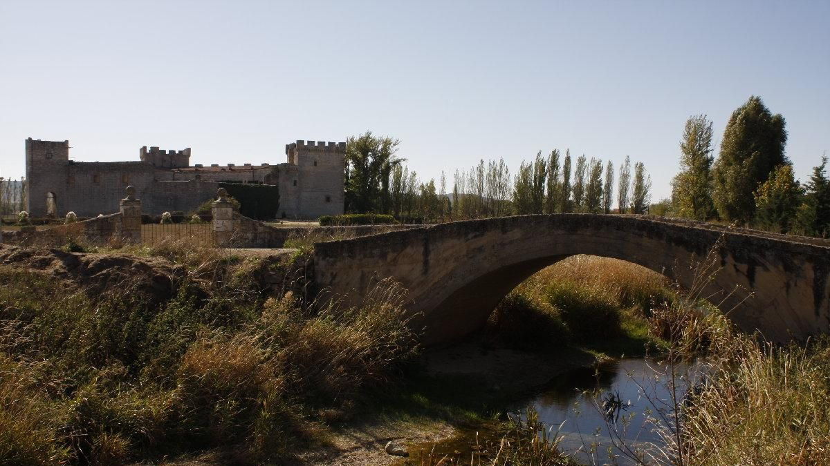 Río Ubierna de Sotopalacios bajo el puente que llega al Castillo de los 'Adelantados'