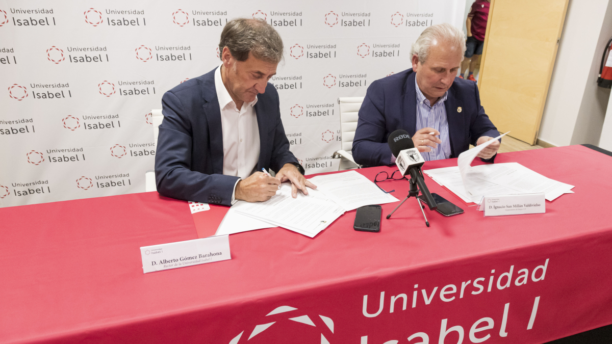 Firma del convenio entre Alberto Gómez Barahona y Nacho San Millán.