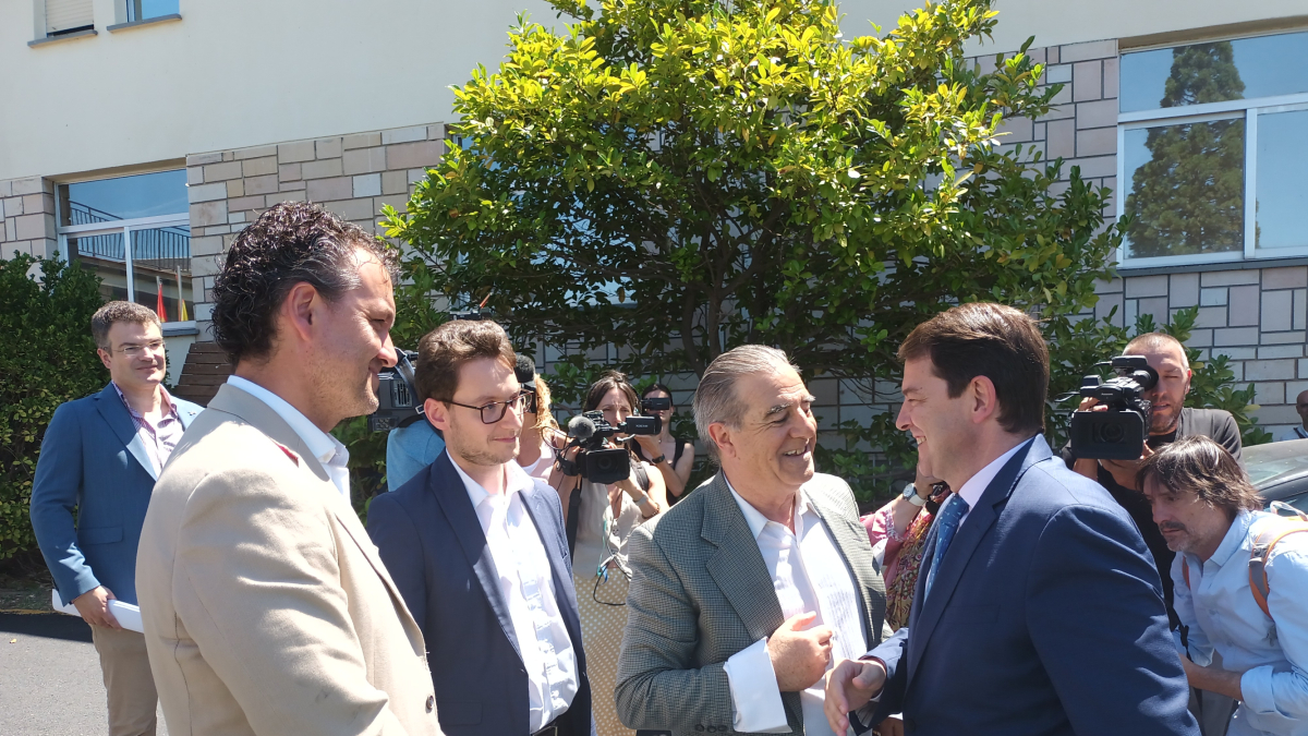 Mañueco saluda al nuevo alcalde de Aranda a su llegada al curso Prensa y Poder