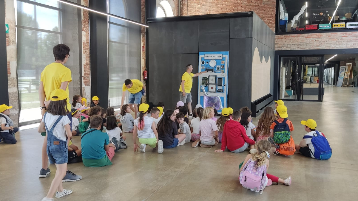 Atentos a la Máquina del Tiempo. ¿Quién llegará? ¿Será del futuro? ¿Será del apsado?