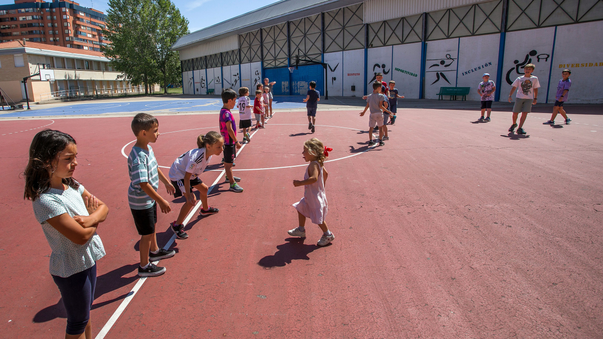 El patio y los juegos libres o dirigidos al aire libre son la parte fundamental de Conciliamos Verano.