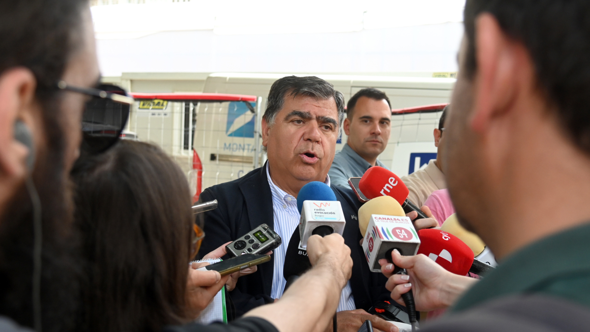 El concejal de Urbanismo atiende a los medios antes de visitar las obras del mercado provisional.