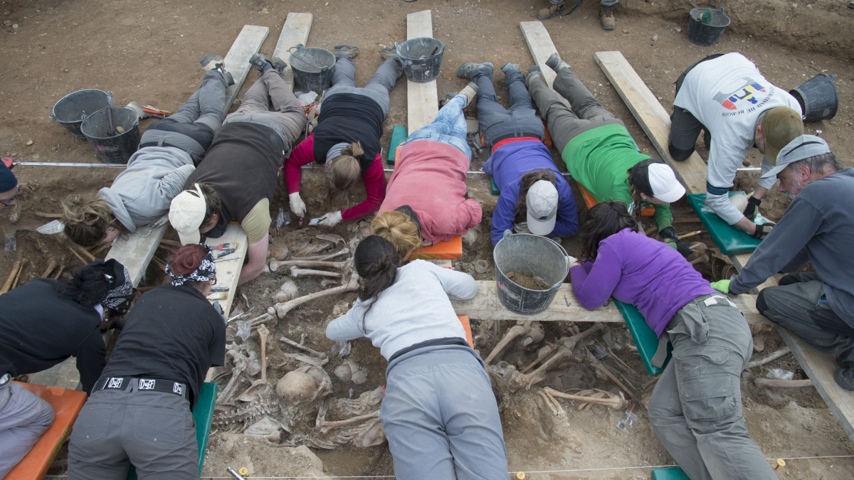 Imagen de trabajos en una fosa común en Estèpar.