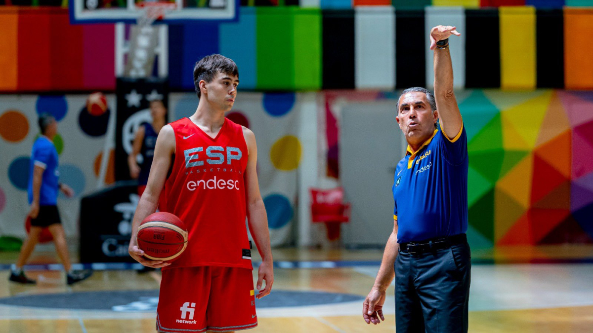 Juan Núñez atiende las instrucciones de Sergio Scariolo.