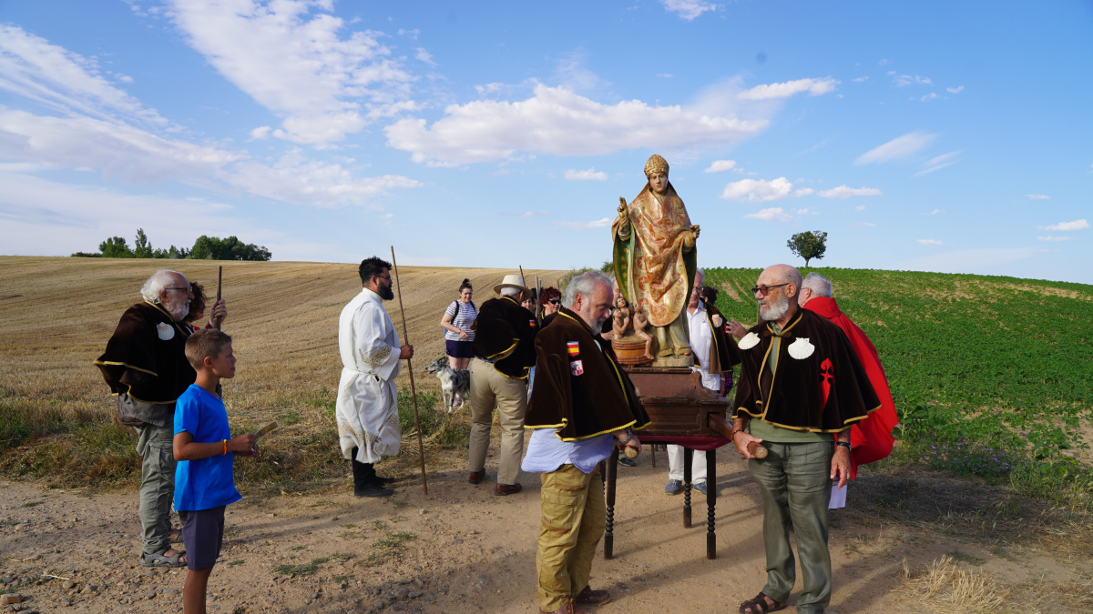 Procesión de San Nicolas en Puente Fitero que celebra el 30 aniversario de la apertura de la ermita albergue de peregrinos.