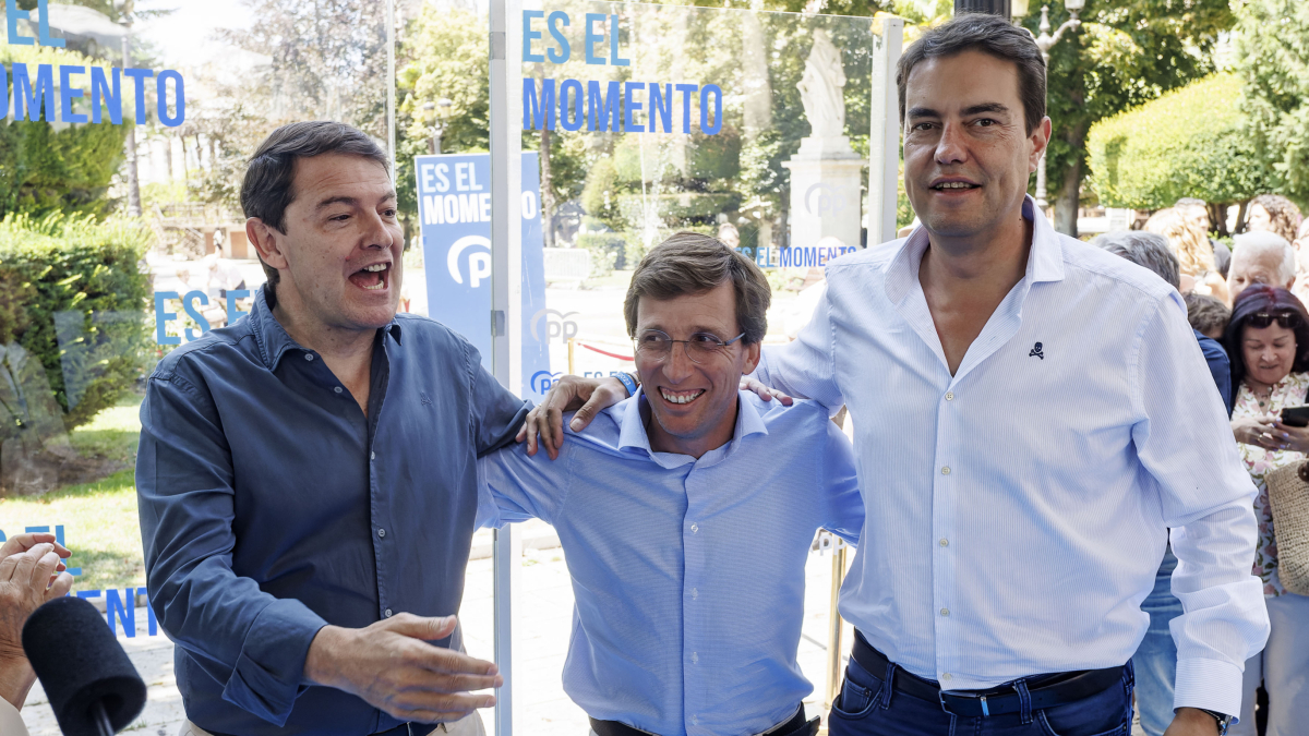 Alfonso Fernández Mañueco, José Luis Martínez-Almeida y Ángel Ibáñez en el cierre de campaña del PP en Burgos.