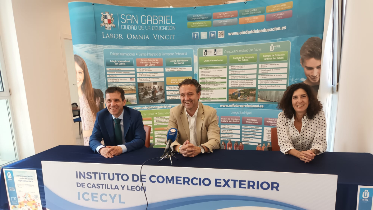 Enrique García Agüera junto a Mónica Lejárraga y Valentín Lázaro