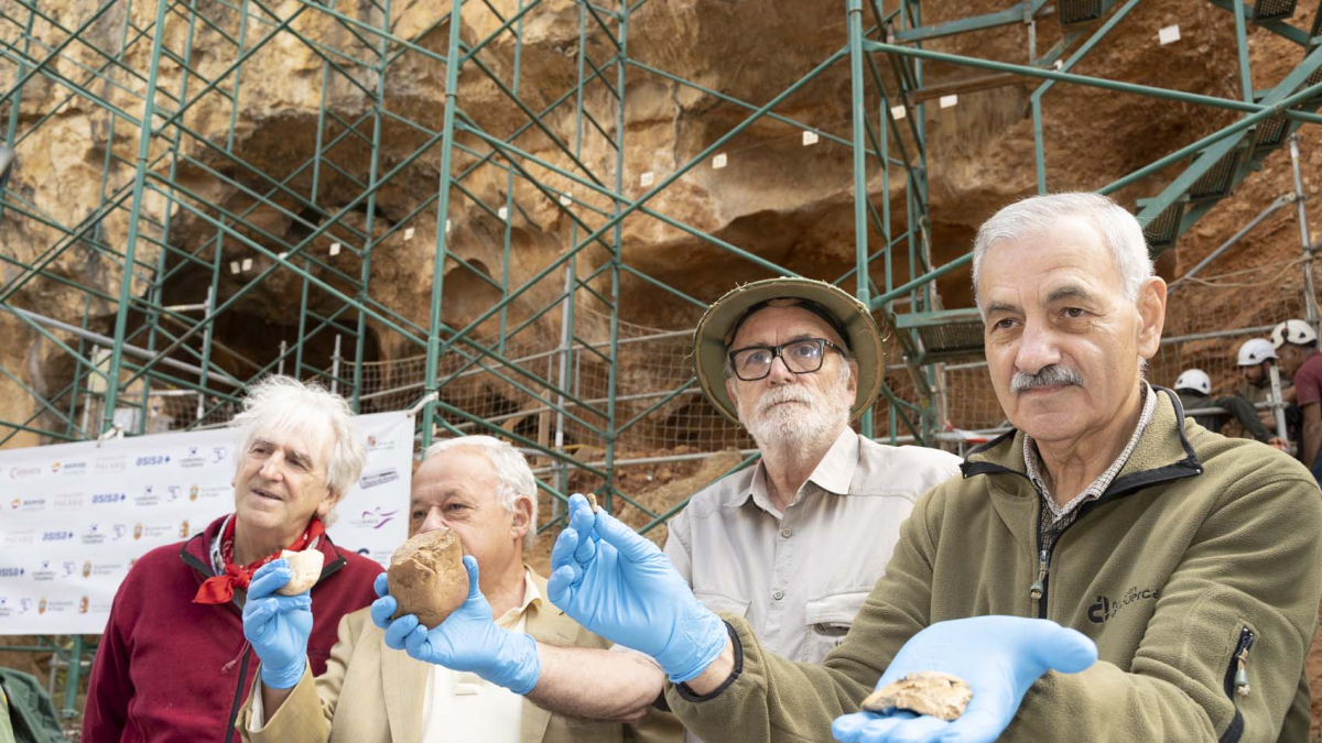 De izquierda a derecha, Juan Luis Arsuaga, el consejero Gonzalo Santonja, Eudald Carbonell y José María Bermúdez de Castro con algunas de las piezas más destacadas.