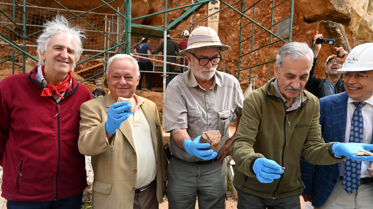 Los codirectores, el consejero de Cultura, Gonzalo Santonja, y el delegado de la Junta en Burgos observan las principales piezas extraídas este año en Atapuerca.