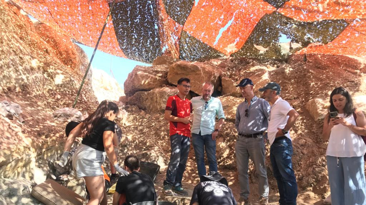 El vicerrector de Investigación de la UBU, José Miguel García Pérez, visitó el yacimiento de restos fósiles de dinosaurios de Torrelara.