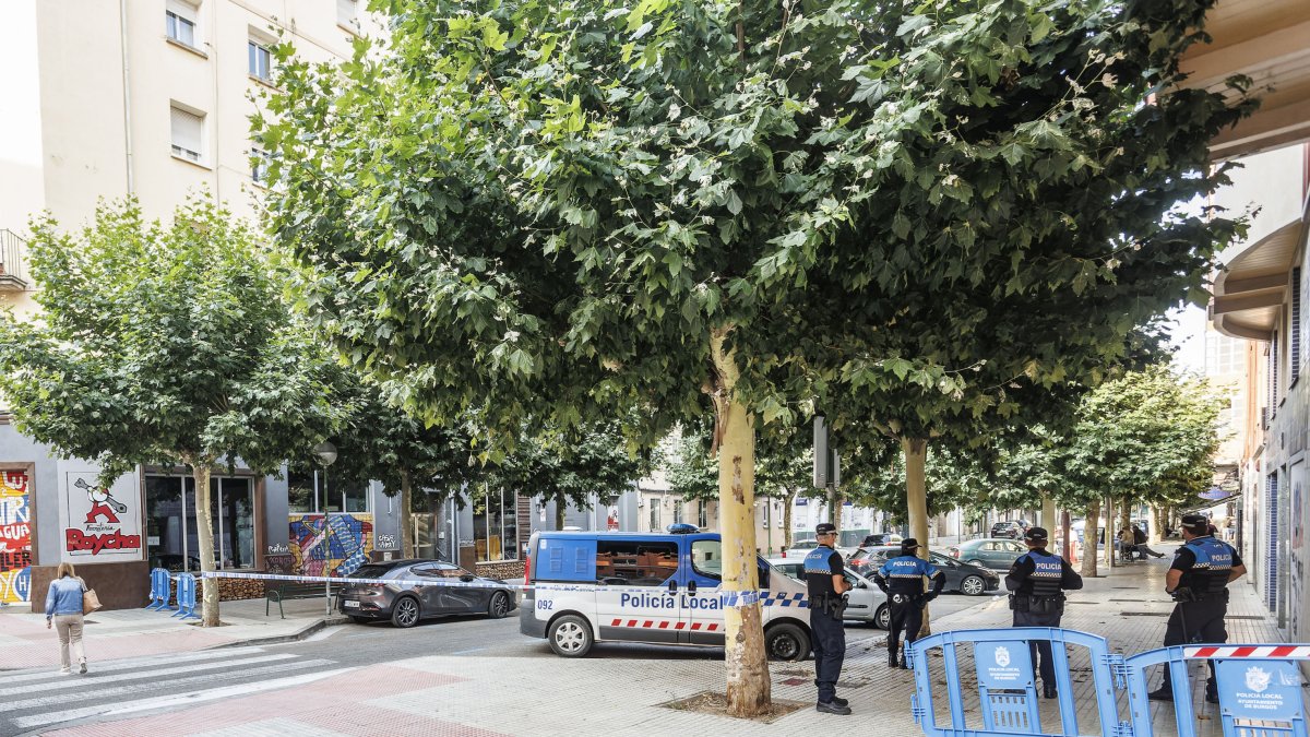 Cordón policial y vallas en las aceras de la calle Briviesca.