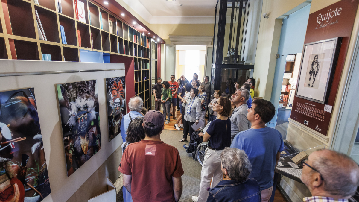 Uno de los grupos de visitantes durante el recorrido por el Palacio de la Isla.