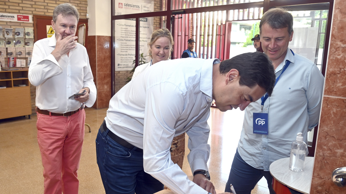 El cabeza de lista del PP al Congreso de los Diputados por Burgos, Ángel Ibáñez, ejerce su derecho al voto