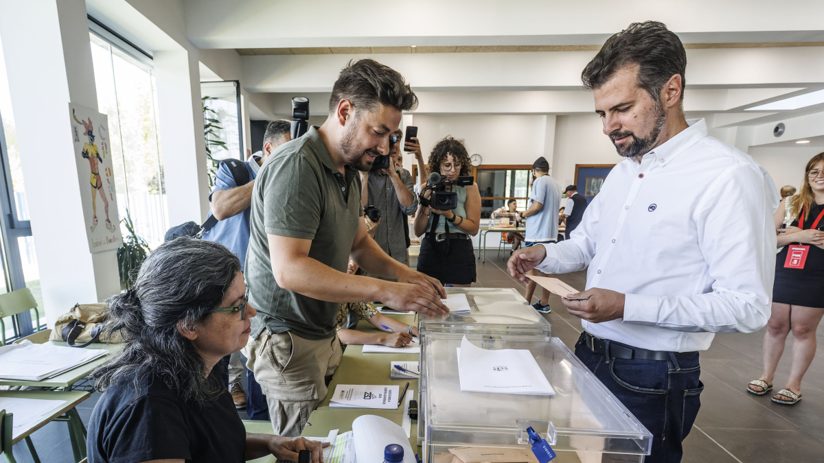 El secretario general del PSOECyL, Luis Tudanca, votó en el C.E.I.P Isabel de Basilea.