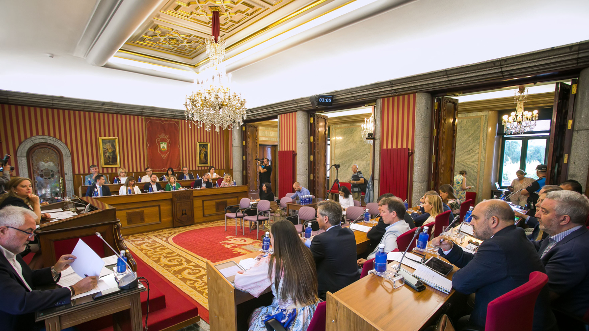 Vista del salón de Plenos del Ayuntamiento de Burgos con los concejales del PP en primer término.