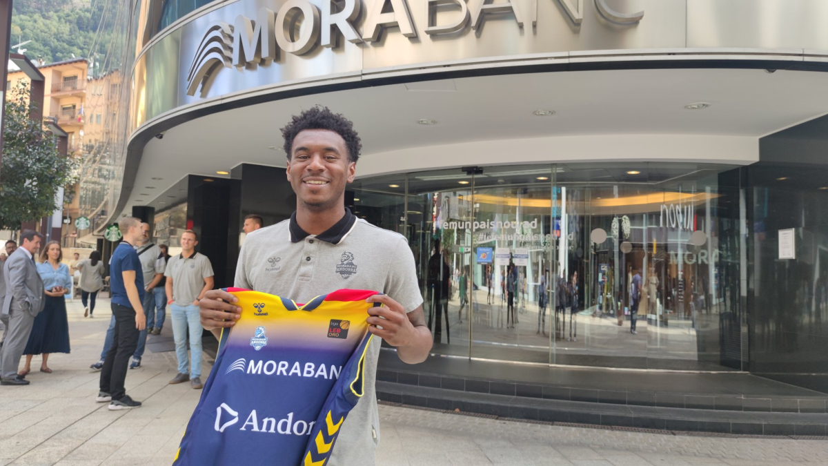 Micah Speight sostiene la camiseta de Andorra, club para el que jugó la temporada pasada.