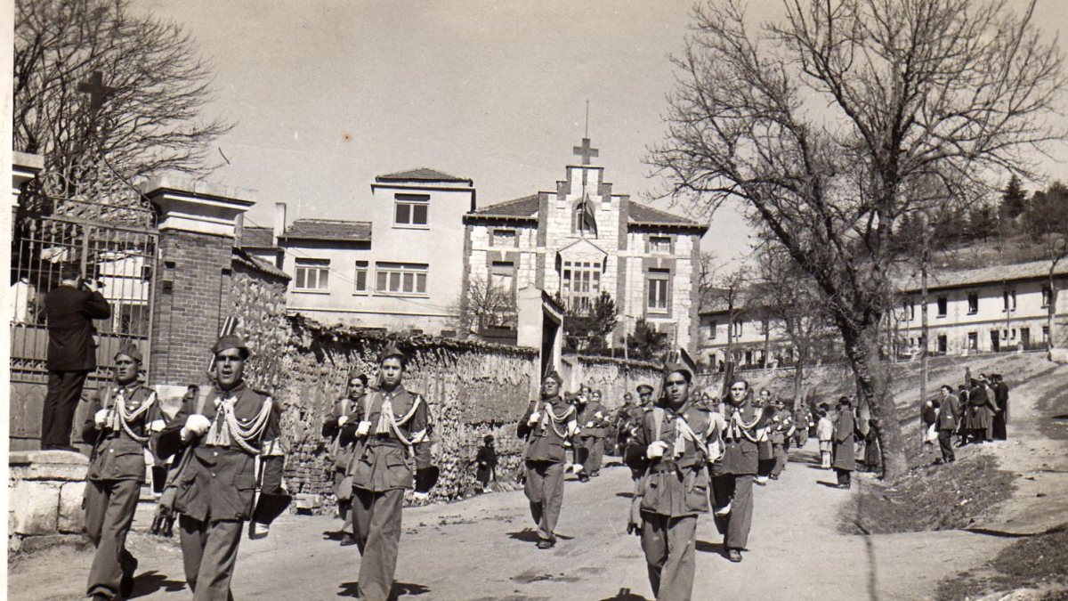 Desfile de la Brigada de Tropas Sanitarias nº 10 y banda de música por la calle Emperador frente al Dispensario Año 1952.