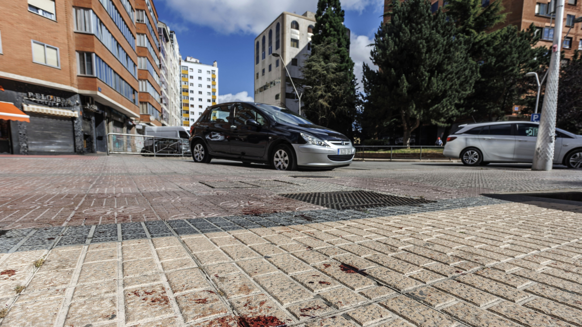 Restos de sangre al lado de la plaza Roma tras el apuñalamiento a un joven de 25 años.