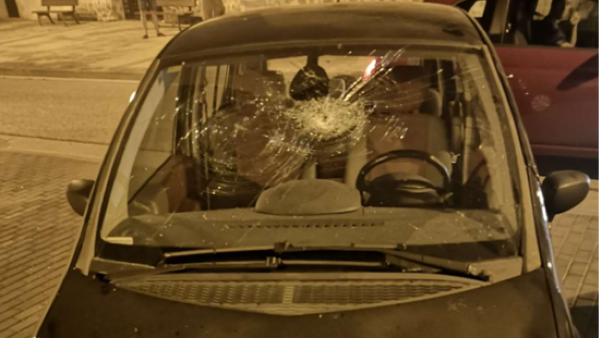 Detenida por reventar las lunas y rajar las ruedas del coche de una vecina.