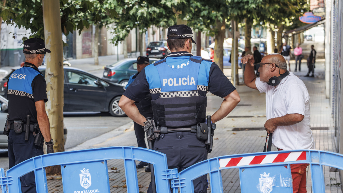 Control de acceso a la calle Briviesca de Burgos para evitar la entrada de drogas y armas.