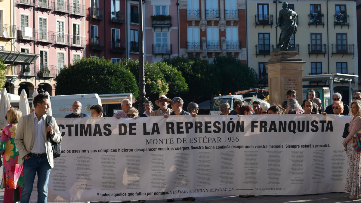 Protesta de la Asociación para la Recuperación de la Memoria Histórica frente al Ayuntamiento de Burgos.