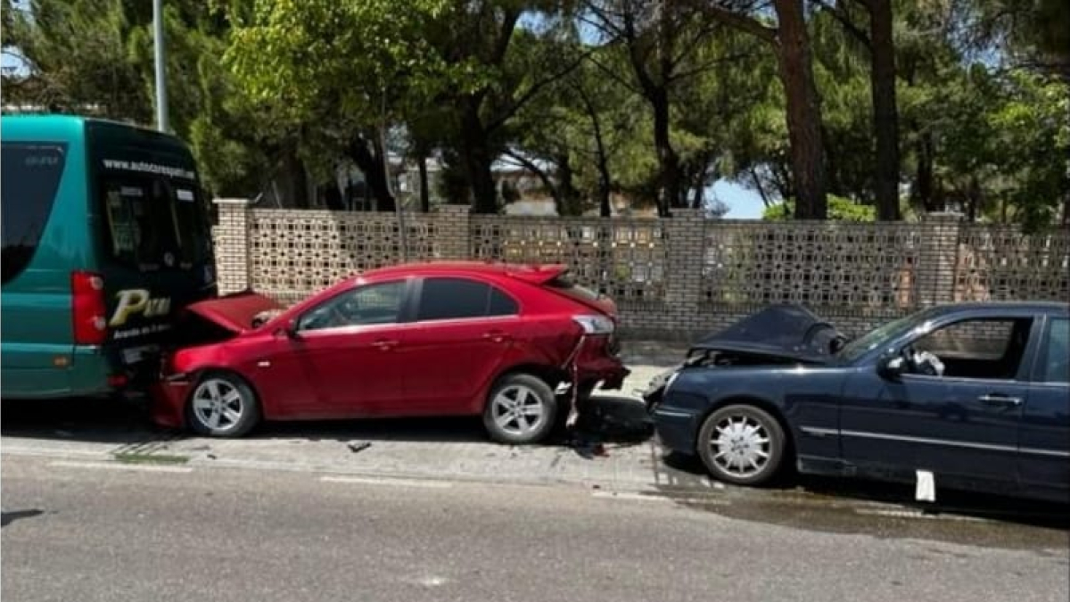 Imagen del accidente donde un vehículo colisionó con otros dos que estaban estacionados