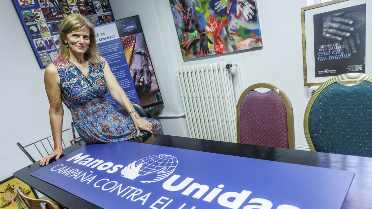 La presidenta de la comisión gestora Cristina Romano en la sede de Manos Unidas