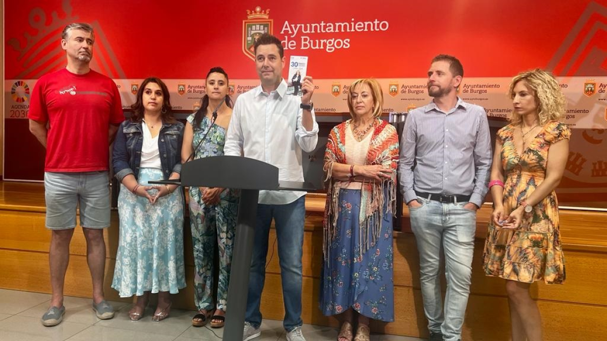 El portavoz socialista hizo balance del curso político acompañado de varios de los concejales de su grupo.