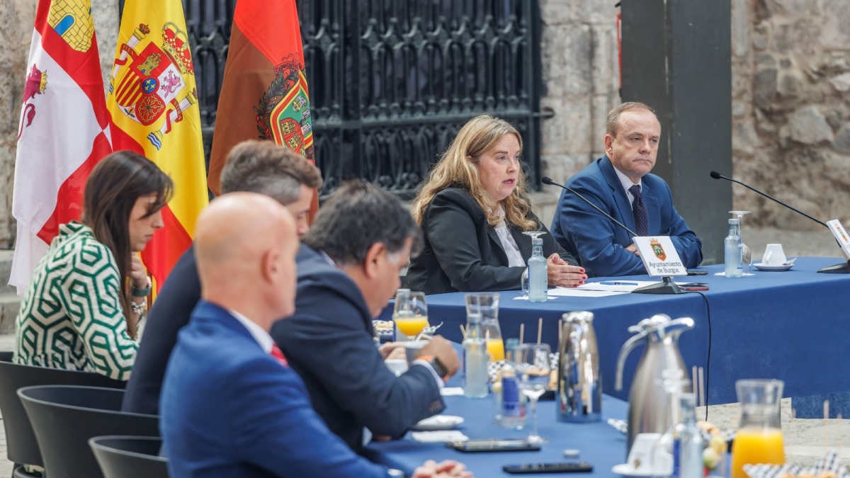 La alcaldesa, Cristina Ayala, y el vicealcalde, Fernando Martínez-Acitores, durante su balance de mandato.