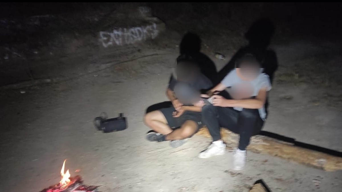 Los jóvenes habían encendido una hoguera.