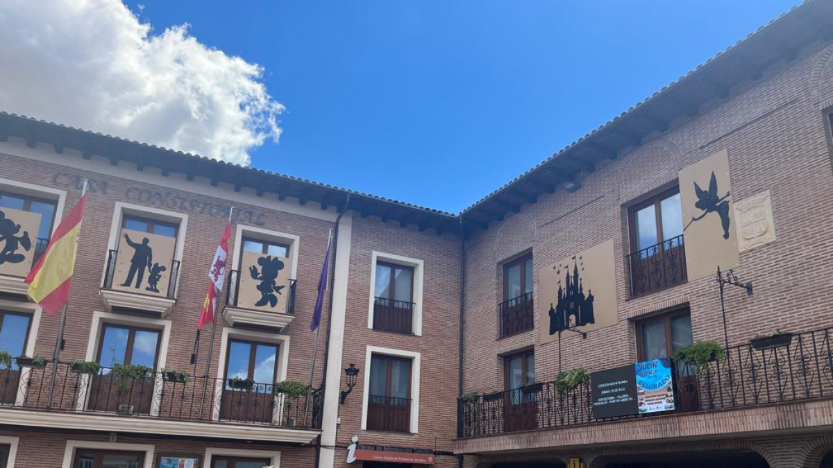 Siluetas de los personajes más icónicos de Disney presidían ayer el Ayuntamiento de Belorado.