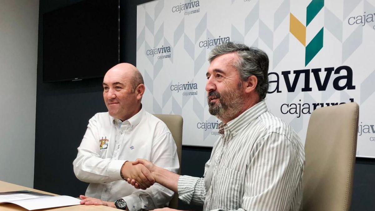 Manuel Vadillo -izquierda- y Tomás Fisac -derecha- en la firma de la renovación del convenio de colaboración 2023