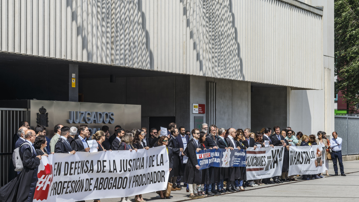 Concentración de procuradores, abogados y graduados sociales.