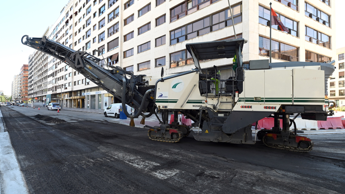 Trabajos de fresado y asfaltado en Reyes Católicos.