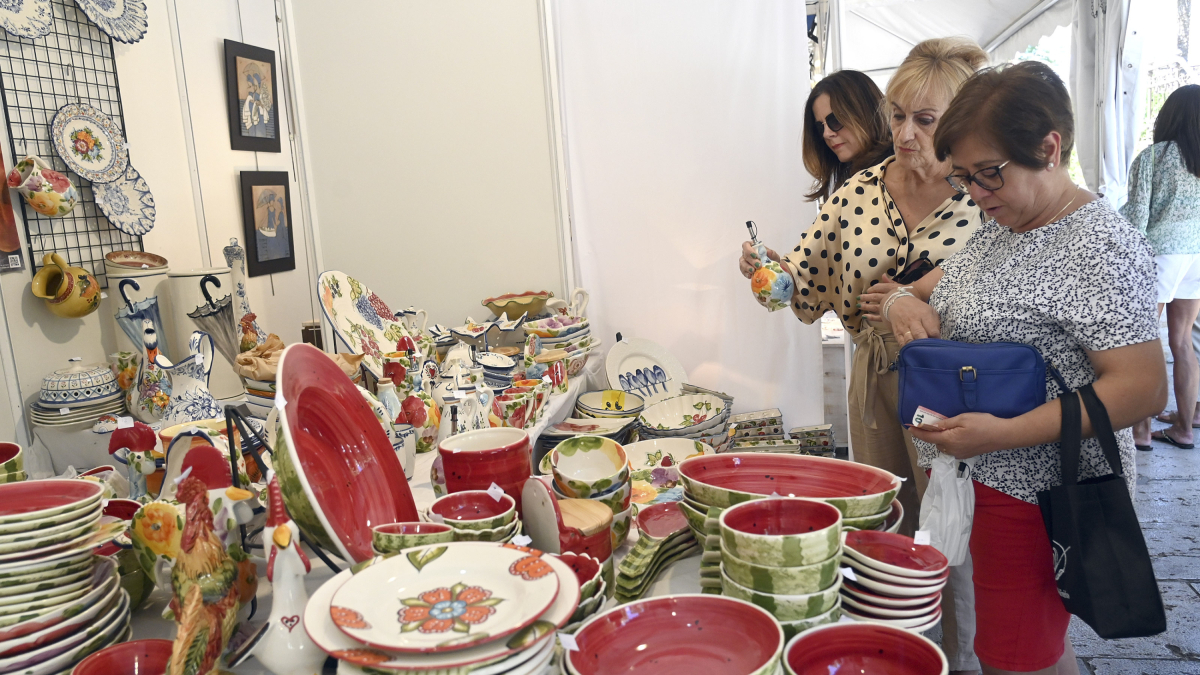 Varias mujeres observan las piezas de uno de los talleres.