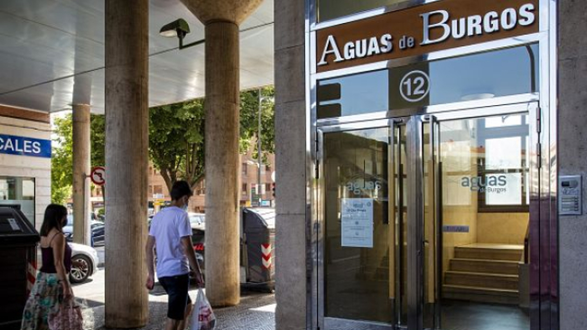 Entrada a las oficinas de Aguas de Burgos.