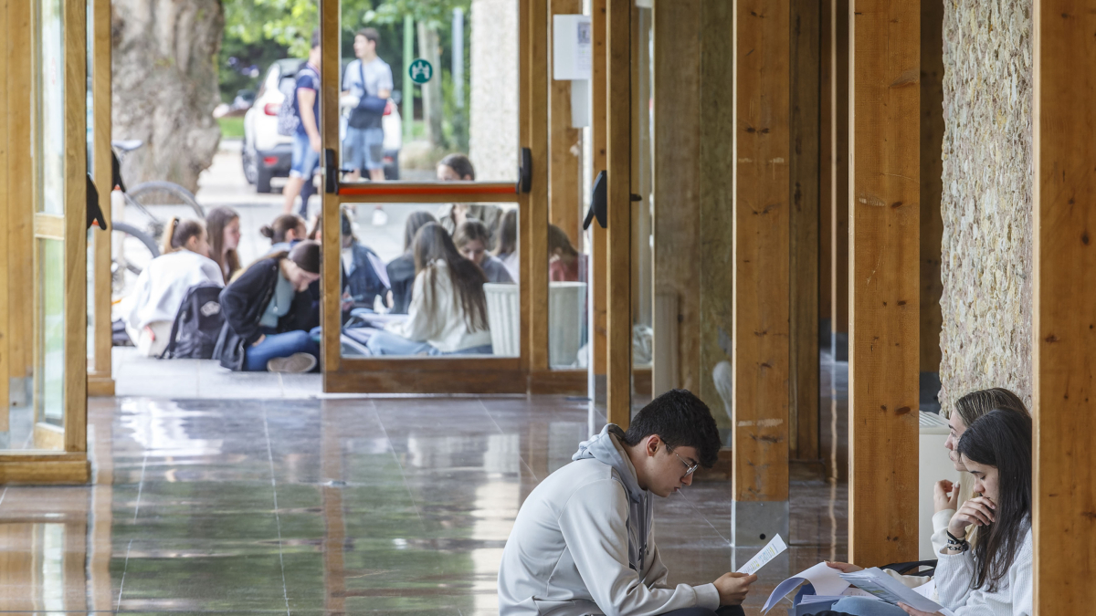 Imagen de alumnos durante las pruebas de la EBAU.