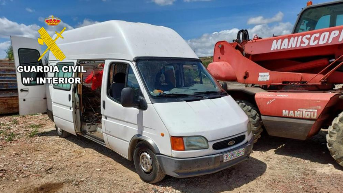 El valor de material hurtado que transportaban en la furgoneta asciende a 2.000 euros.